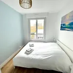 La Criée, Un Balcon Sur Le Port *